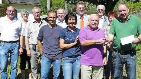 Im Kreise vieler Gratulanten, der Familie und Nachbarn feierte Walter Och seinen 75. Geburtstag. Stellvertretender Bürgermeister Alfred Kolenda (vorne rechts) überreichte LQN-Taler. Foto: Klaus-Peter Wulf