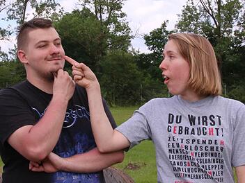 Festival-Organisatorin Veronika Loose ist auf Helfer wie Tommy Vay angewiesen, damit es beim "Umsonst & Draußen" ordentlich rockt. Foto: Markus Klein