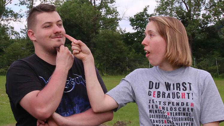 Festival-Organisatorin Veronika Loose ist auf Helfer wie Tommy Vay angewiesen, damit es beim "Umsonst & Draußen" ordentlich rockt. Foto: Markus Klein