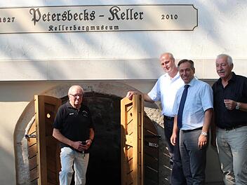 Sigurd Kohler, Vizevorstand des Kellerbergvereins, lässt Bürgermeister Gerald Brehm, Landrat Alexander Tritthart und Architekt Fritz Wiesneth einen Blick in den Petersbeckskeller werfen. Fotos: Evi Seeger
