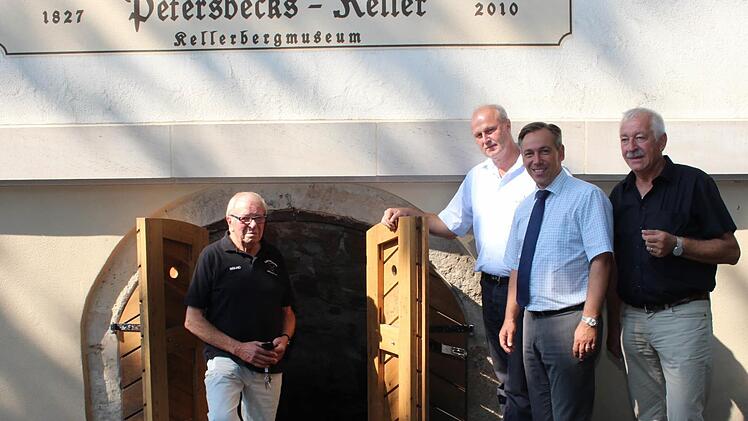 Sigurd Kohler, Vizevorstand des Kellerbergvereins, lässt Bürgermeister Gerald Brehm, Landrat Alexander Tritthart und Architekt Fritz Wiesneth einen Blick in den Petersbeckskeller werfen. Fotos: Evi Seeger