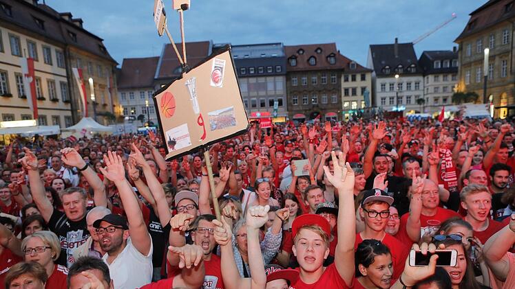 Der Maxplatz war gut gefüllt, obwohl hier das dritte Finalspiel nicht übertragen worden war. Foto: Matthias Hoch