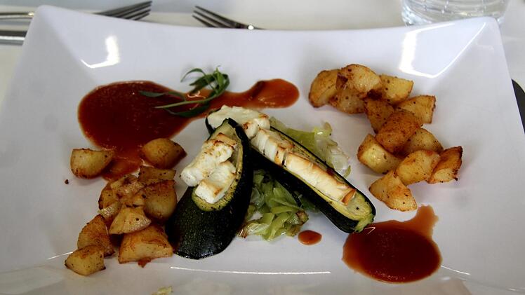 Zucchini-Schiffchen mit Fetakäse gratiniert, Tomatensugo und Kartoffeln waren der Hauptgang.   Foto: Richard Sänger