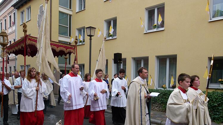 Im Zentrum der Prozession mit Weihbischof Herwig Gössl stand das Allerheiligste, das in der Monstranz unter dem Baldachin mitgeführt wurde. Foto: Marion Krüger-Hundrup