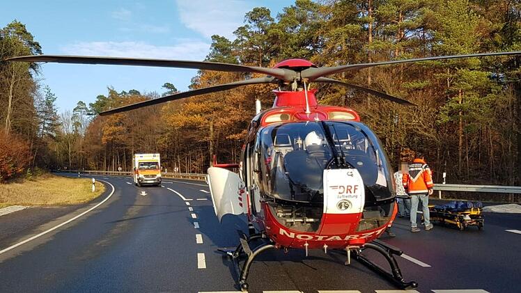 Der Rettungshubschrauber wurde angefordert und landete auf der B 303.