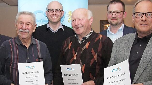 Der neue CSU-Ortsvorsitzende Matthias D&uuml;thorn (Dritter von links) mit den Geehrten (von links) Alexander Tritthart, Herbert Maier, Adam Mayer, Marco H&uuml;mmer und Johannes Lettner Foto: Richard S&auml;&auml;nger