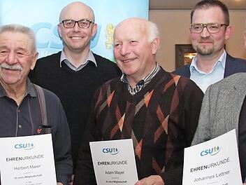 Der neue CSU-Ortsvorsitzende Matthias Düthorn (Dritter von links) mit den Geehrten (von links) Alexander Tritthart, Herbert Maier, Adam Mayer, Marco Hümmer und Johannes Lettner Foto: Richard Säänger