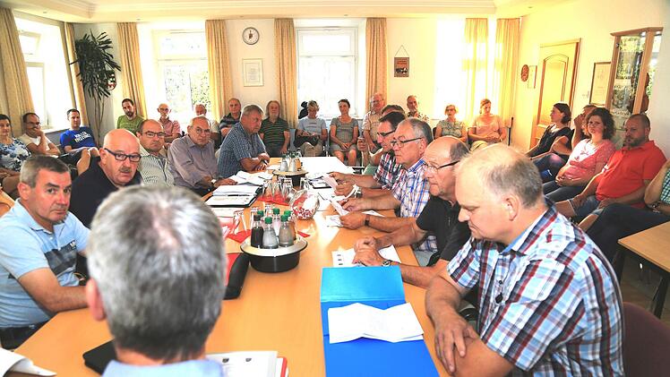 Ungewöhnlich gut war die Gemeinderatssitzung in Wiesenthau besucht. Foto: Franz Galster