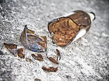 Mit einer abgebrochenen Flasche soll ein junger Mann zwei Betrunkene attackiert haben. Symbolfoto: Francesco Scatena/Adobe Stock
