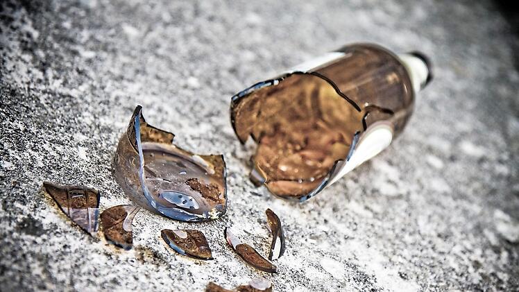 Mit einer abgebrochenen Flasche soll ein junger Mann zwei Betrunkene attackiert haben. Symbolfoto: Francesco Scatena/Adobe Stock