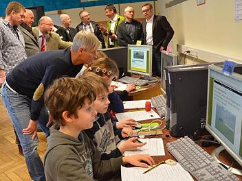 Die Kinder führten das schnelle Surfen im Netz vor (von vorne): die Schüler Simon Bachinger, Marc Beranek und Tina Bauer mit Förderlehrer Thomas Brouns, Schulleiter Ralf Knöchel, Gemeinderat Hans Preinl, Bürgermeister Egon Herrmann, Zweiter Bürgermeister Friedrich Thaler, Gemeinderat Günther Oßwald, Ralf Oelschlegel (Thüga Metering Service), Gemeinderat Heinz Schubert und Peter Hornfischer (Geschäftsführer Thüga Metering Service).