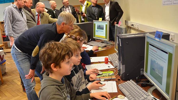 Die Kinder führten das schnelle Surfen im Netz vor (von vorne): die Schüler Simon Bachinger, Marc Beranek und Tina Bauer mit Förderlehrer Thomas Brouns, Schulleiter Ralf Knöchel, Gemeinderat Hans Preinl, Bürgermeister Egon Herrmann, Zweiter Bürgermeister Friedrich Thaler, Gemeinderat Günther Oßwald, Ralf Oelschlegel (Thüga Metering Service), Gemeinderat Heinz Schubert und Peter Hornfischer (Geschäftsführer Thüga Metering Service).