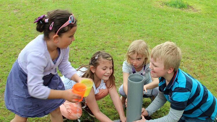 Wasserspiele beim Pfarrfest gab es ...