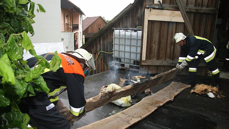 Ein Blitz hat in die Scheune am Langenbühl eingeschlagen, doch der Vater des Besitzers entdeckte den Qualm frühzeitig und verhinderte Schlimmeres. Foto: Sonja Adam