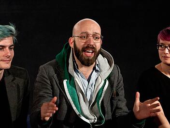 Komponist Golo Schultz, Regisseur Jakob Lass und die aus Coburg stammende Produzentin Ines Schiller (von links) stellten ihren Spielfilm "Love Steaks" im "Utopolis" vor. Foto: Jochen Berger