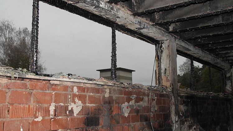 Die Scheiben sind zerbrochen, die Wand verrußt. Foto: Jürgen Gärtner