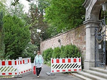Der hintere Teil der Mauer muss weiter untersucht werden, der Weg ist im Moment begehbar. Fotos: Mäuser