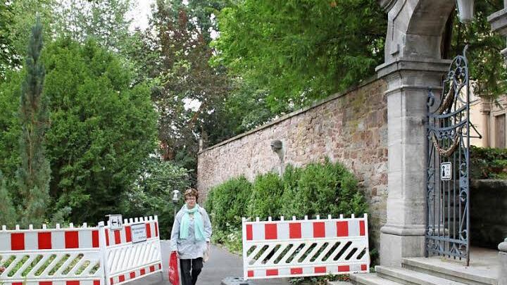 Der hintere Teil der Mauer muss weiter untersucht werden, der Weg ist im Moment begehbar. Fotos: Mäuser