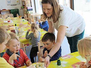 Nach dem warmen Essen gibt es eine Nachspeise. Frisches Obst kommt bei den Kleinen besonders gut an. Foto: Heike Beudert