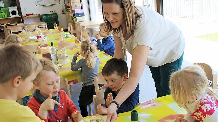Nach dem warmen Essen gibt es eine Nachspeise. Frisches Obst kommt bei den Kleinen besonders gut an. Foto: Heike Beudert