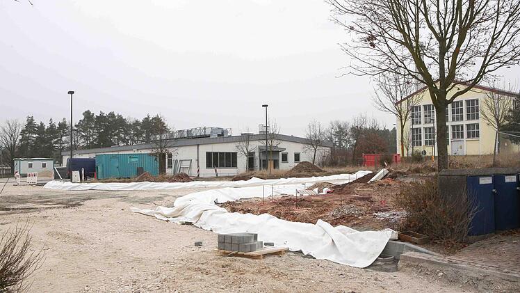 Hier sollen neue Lagerräume und eine größeren Kantine entstehen. Foto: Harald Rieger