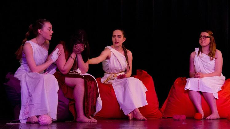 Nike, Metaxa und Lysistrata trösten Kalonike, die traurig ist, da sie immer nur Mädchen bekommt.  Foto: Jule Müller