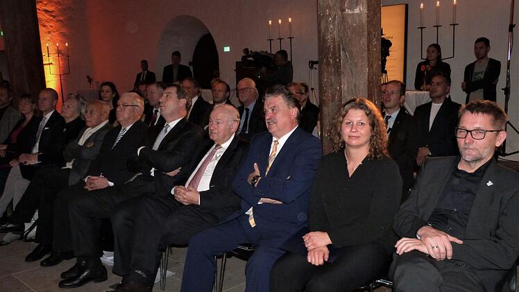 Die Kulmbacher in der Ehrenreihe mit Staatsminister Markus Söder,  Günther Beckstein und weiter nach rechts Landrat Klaus Peter Söllner, Sabine Knobloch und Jürgen Ziegler