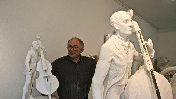 In seinem Atelier in Seßlach arbeitet der Bildhauer Andreas Krämmer an einem Gripsmodell seines Denkmals für den Komponisten und Kontrabassisten Johann Mattias Sperger. Foto: Fee Girod