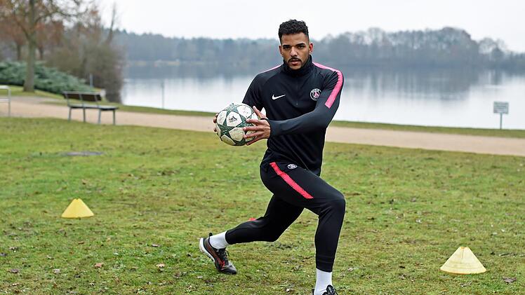 Unverzichtbar: Bevor es am Schweinfurter Baggersee losgeht, dehnt Michael Dellinger (TSV Aubstadt) erst einmal seine Muskulatur.