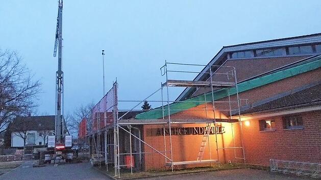 Das Dach über dem Foyer der Adelsdorfer Aischgrundhalle wird aktuell modernisiert.