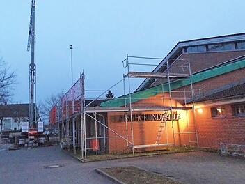 Das Dach über dem Foyer der Adelsdorfer Aischgrundhalle wird aktuell modernisiert.