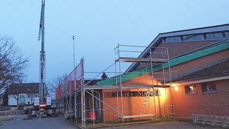 Das Dach über dem Foyer der Adelsdorfer Aischgrundhalle wird aktuell modernisiert.