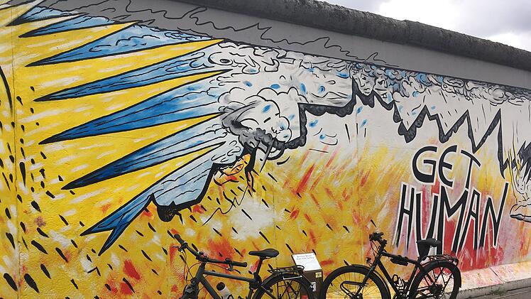 Die East Side Gallery in Berlin ist ein weiteres Wahrzeichen Berlins. Hier würden zu viele Menschen und der anliegende Autoverkehr stören.