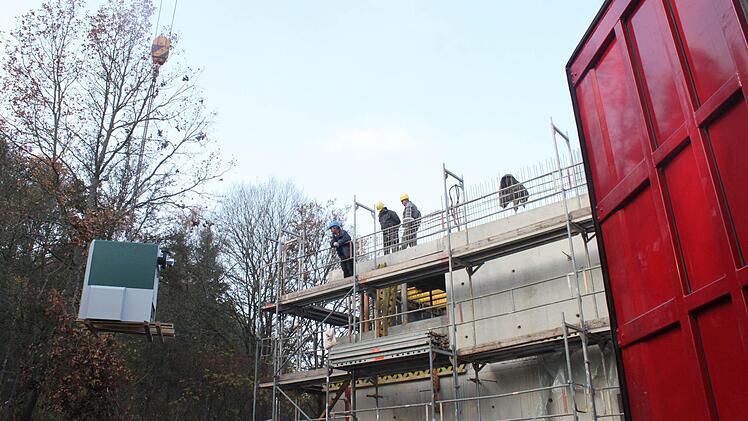 Mit dem Kran werden schwere Teile ins Gebäude gehievt.