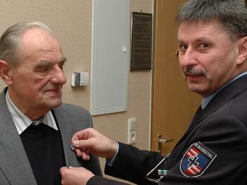Adolf Kiesel (links) erhält die Treuenadel auf den Händen des Kreisvorsitzenden Klaus Lutz vom Bayerischen Soldatenbund.   Fotos: Peter Klopf