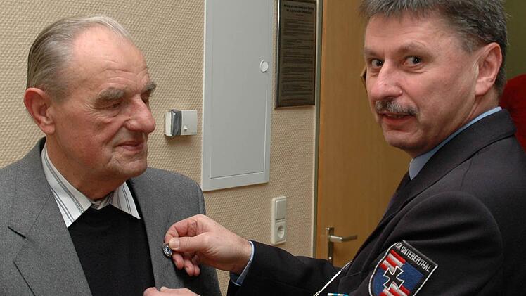 Adolf Kiesel (links) erhält die Treuenadel auf den Händen des Kreisvorsitzenden Klaus Lutz vom Bayerischen Soldatenbund.   Fotos: Peter Klopf
