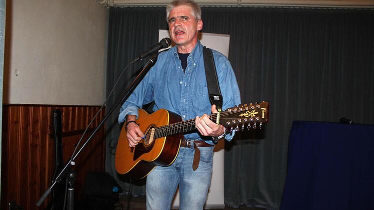 Tom Sauer sorgte für die Musik. Foto: Miriam Hegner