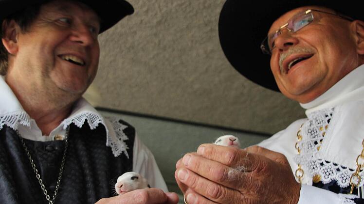 Der Nachwuchs der Hasenmutter begeisterte auch Stadtvogt Hans Götz (l.) und Bürgermeister Wolfgang Beiergrößlein. Foto: Marco Meißner