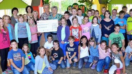 Die Schüler der vierten Klassen der Grundschule Reitsch überreichen an Evi und Günther Scheler 1800 Euro. Mit im Bild hinten von links, Rektorin Astrid Kestel, Elternbeiratsvorsitzende Sandra Lauterbach-Renk, Christina Reuther, Günther und Evi Scheler.  Foto: K.- H. Hofmann