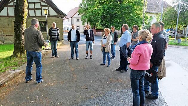 Die Thundorfer Gemeinder&auml;te besichtigten bei ihrem Rundgang auch den Brauhausgarten. Foto: Philipp Bauernschubert
