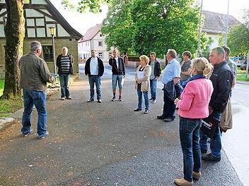 Die Thundorfer Gemeinderäte besichtigten bei ihrem Rundgang auch den Brauhausgarten. Foto: Philipp Bauernschubert