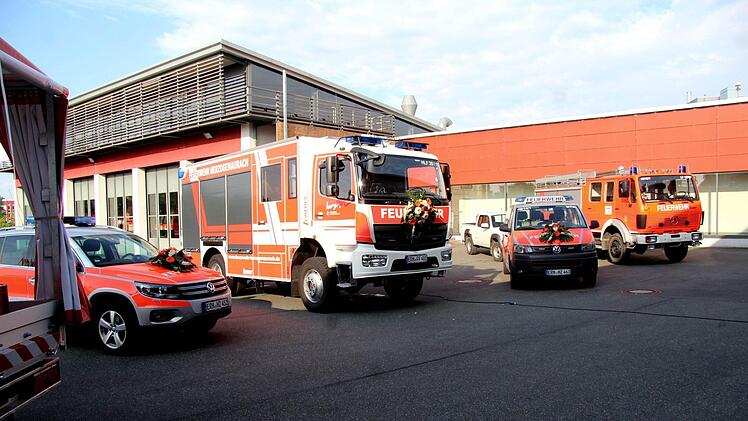Drei Fahrzeuge sowie der Anhänger mit Außenlastbehälter der Flughelfer wurden in Dienst gestellt