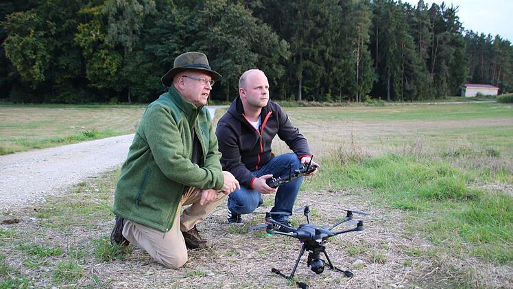 Jagdpächter Gisbert Sattler (links) bespricht mit Drohnenpilot Marco Freitag die Befliegung eines Maisfeldes bei Modschiedel.Matthias Einwag