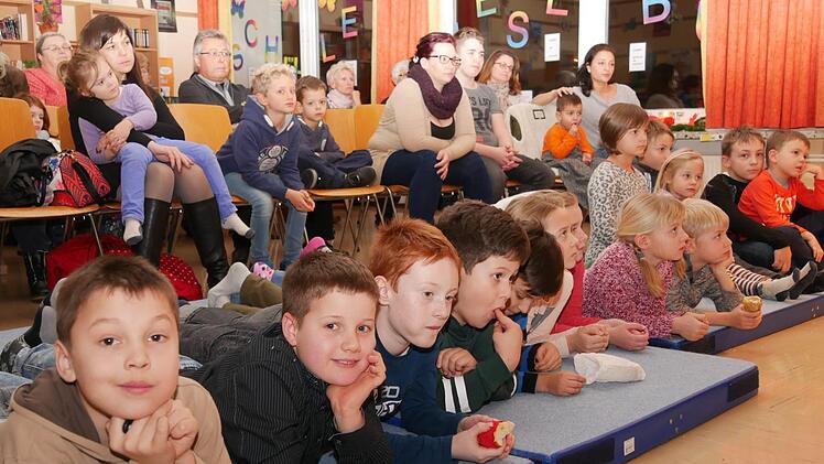 Gebannt lauschen die Kinder. Foto: Manja von Nida