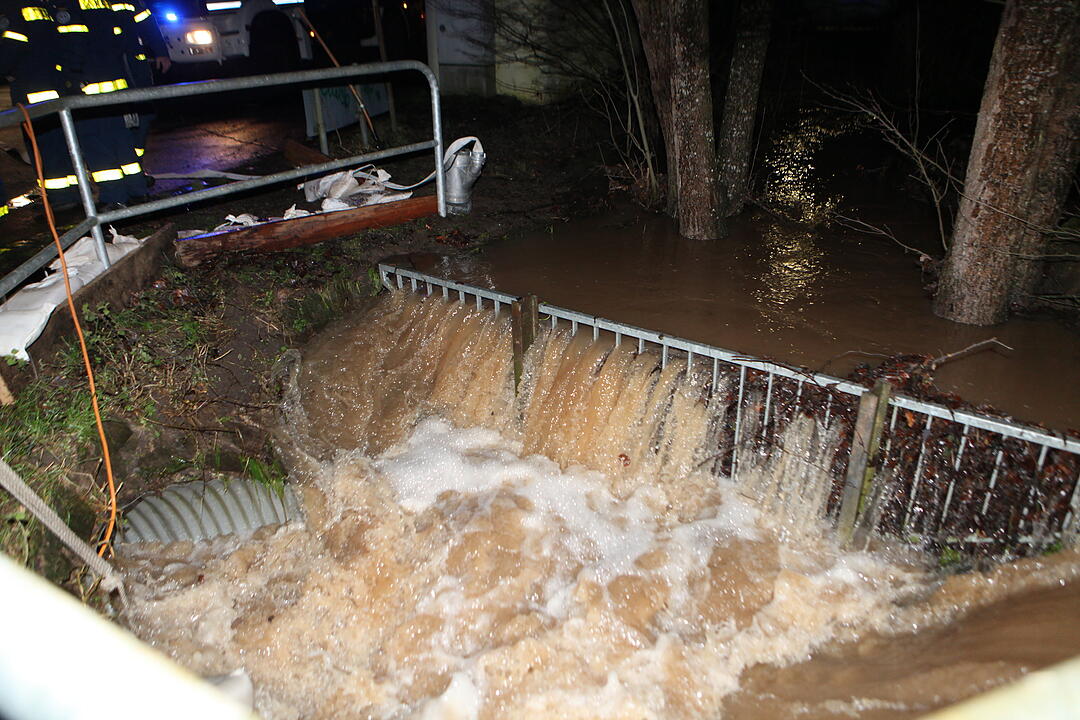 Hochwasser in Franken: In der Nacht zum Freitag kam es in Ansbach zu teils schweren Überschwemmungen