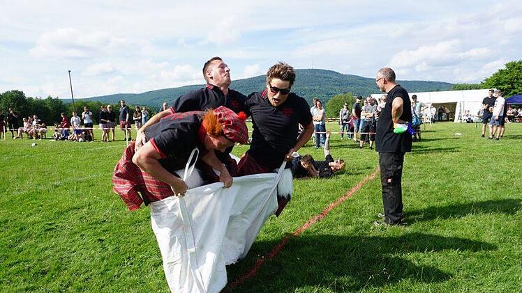 Die neue Disziplin bei den Highlandgames, Sackhüpfen, forderte von den Teilnehmern alles. Das Bild zeigt die Titelverteidiger "LA Firefighters I", doch zum Sieg hatte es in diesem Jahr nicht gereicht. Foto: Marion Eckert