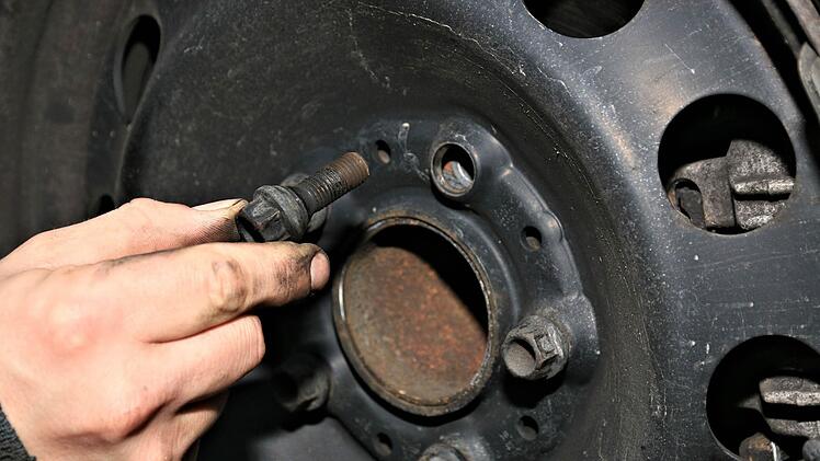 Die Polizei sucht Zeugen: Ein Unbekannter hat die Radmuttern von allen vier Reifen eines Autos gelöst. Die Fahrzeughalterin bemerkte dies am nächsten Morgen. Symbolfoto: Ferdinand Merzbach