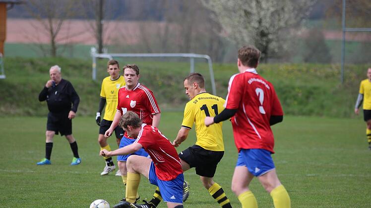 Neun Tore wurden den Fans kredenzt beim 5:4-Erfolg der SpVgg Detter-Weißenbach  (in rot) über die SG Hassenbach. Damit wahren die Gastgeber ihre Aufstiegs-Chance in der B-Klasse Rhön 1.Sebastian Schmitt