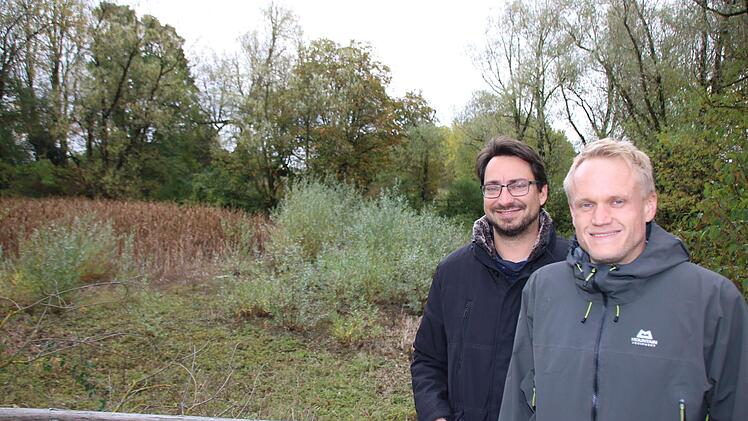 Peter Piel (hinten) und Jan Hochstein an der Schwarzen Pfütze. Foto: Ralf Ruppert