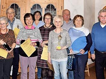 Wie immer am Ende eines erfolgreichen Jahres wurden die Donnerstagswanderer der Arbeiterwohlfahrt von Burgkunstadt mit Preisen ausgezeichnet.  Foto: Dieter Radziej